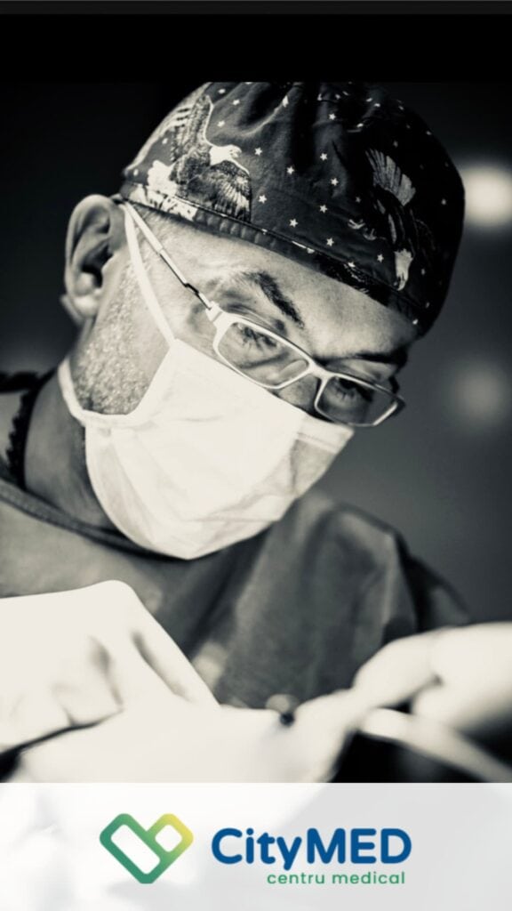 Medic operând cu mască și șapcă.